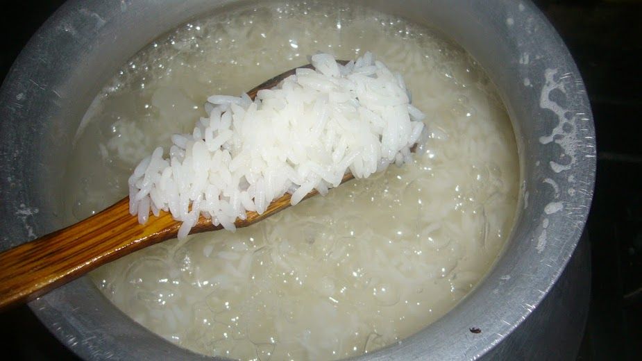 অনেকেই ঠান্ডা জলে চাল দিয়ে রান্না করেন অনেকেই ঠান্ডা জলে চাল দিয়ে রান্না করেন