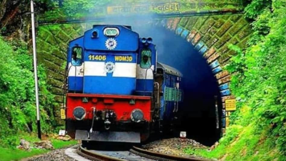 লোকাল ট্রেন বা প্যাসেঞ্জার ট্রেনে বাজি-বোম-বারুদ