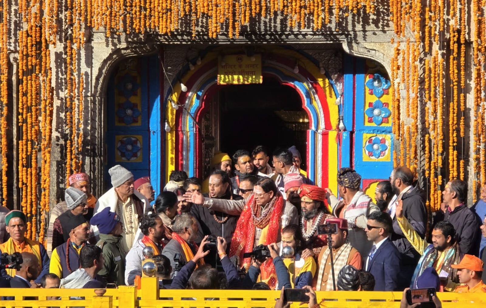  প্রধান পুরোহিত ভগবান শিবের একটি বিশেষ অলঙ্করণ করেন