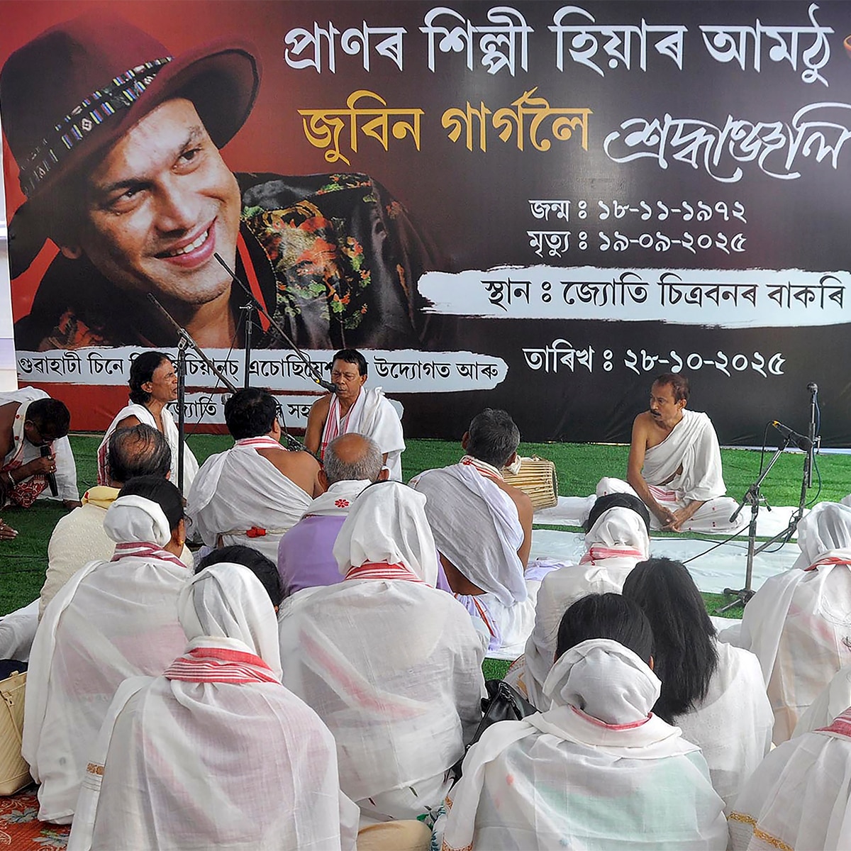 Roi Roi Binale in cinema hall Roi Roi Binale in cinema hall