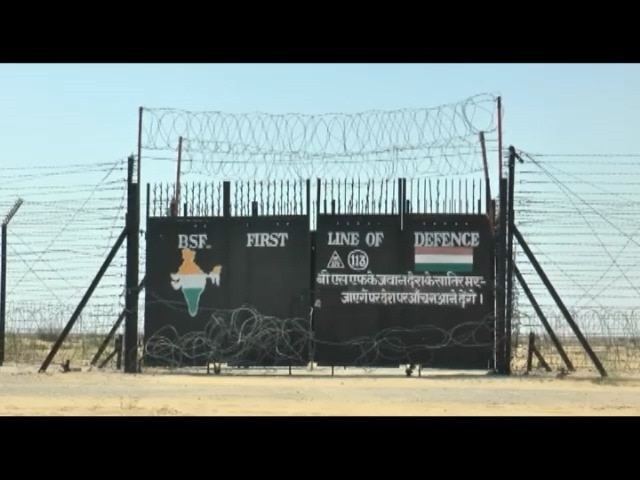 পেট্রাপোল সীমান্তে বাংলাদেশিরা দেশে ফিরে যাচ্ছেন প্রচুর সংখ্যায় পেট্রাপোল সীমান্তে বাংলাদেশিরা দেশে ফিরে যাচ্ছেন প্রচুর সংখ্যায়