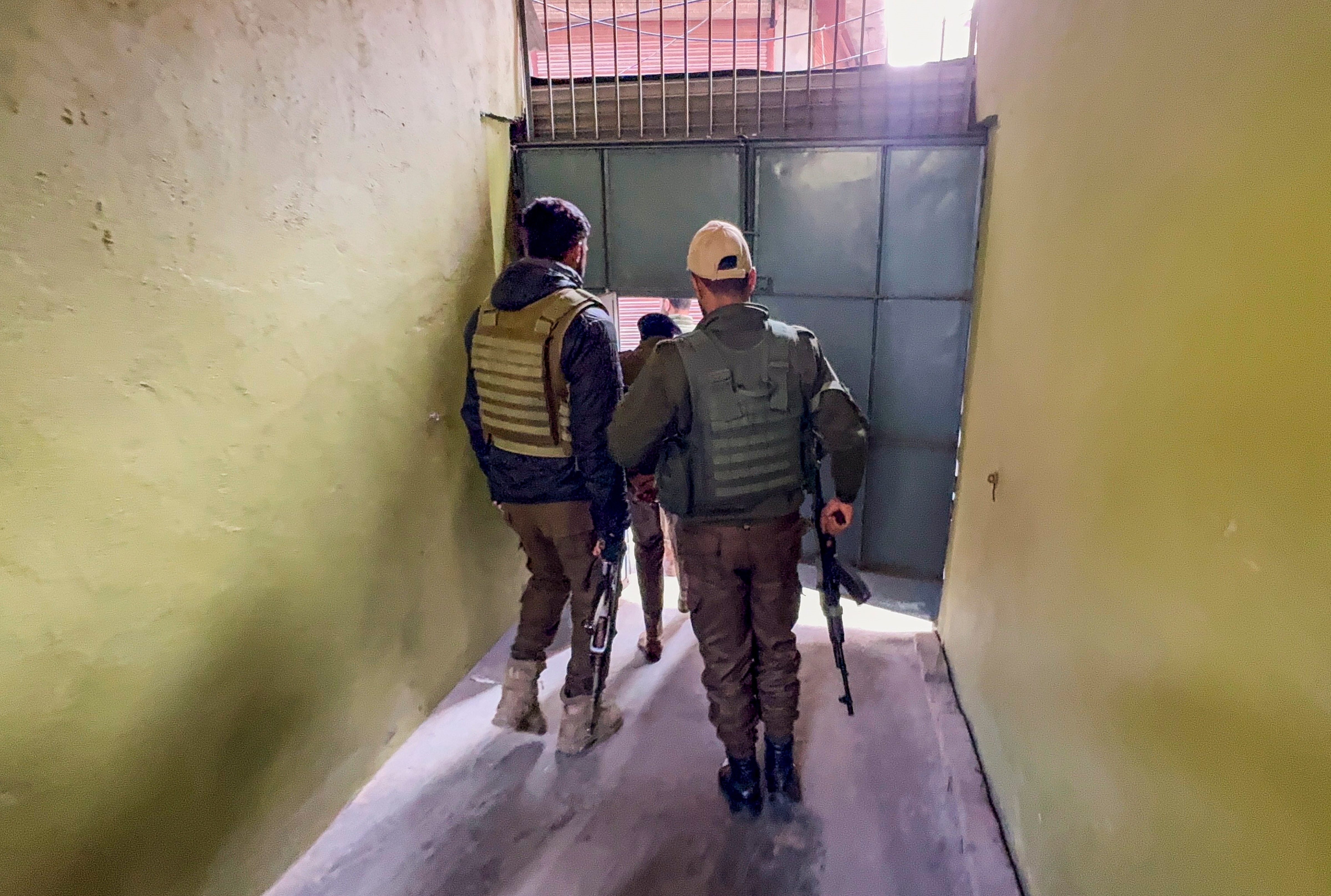 জঙ্গি ডাক্তারের বাড়ি থেকে উদ্ধার ৩২০০ কেজি বিস্ফোরক