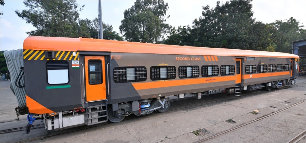 ট্রেনে ভ্রমণ করা দম্পতি হন ট্রেনে ভ্রমণ করা দম্পতি হন