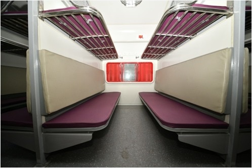 ভারতে প্রতিদিন লক্ষ লক্ষ মানুষ ট্রেনে ঘুরে বেড়ায় ভারতে প্রতিদিন লক্ষ লক্ষ মানুষ ট্রেনে ঘুরে বেড়ায়