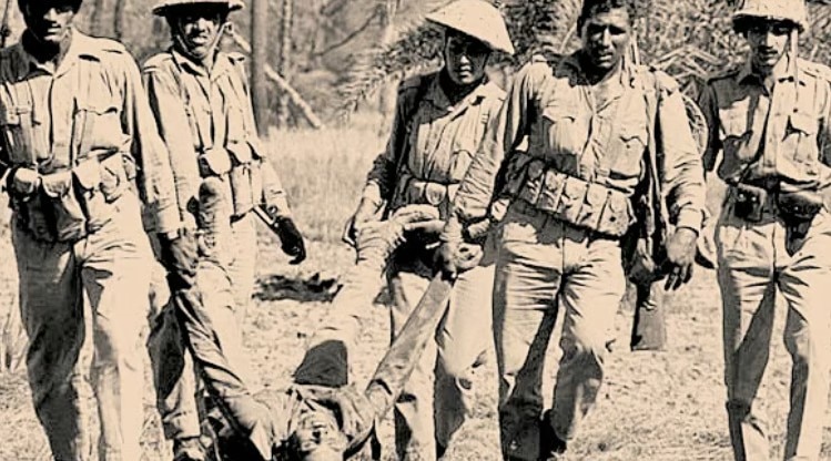 মানবিক সঙ্কট: হাজার হাজার উদ্বাস্তুর ভিড় সীমান্তে