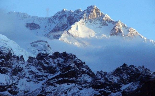 কাঞ্চনজঙ্ঘা পর্বতের এমন দৃশ্যকে বলা হয় 'ঘুমন্ত বুদ্ধ'