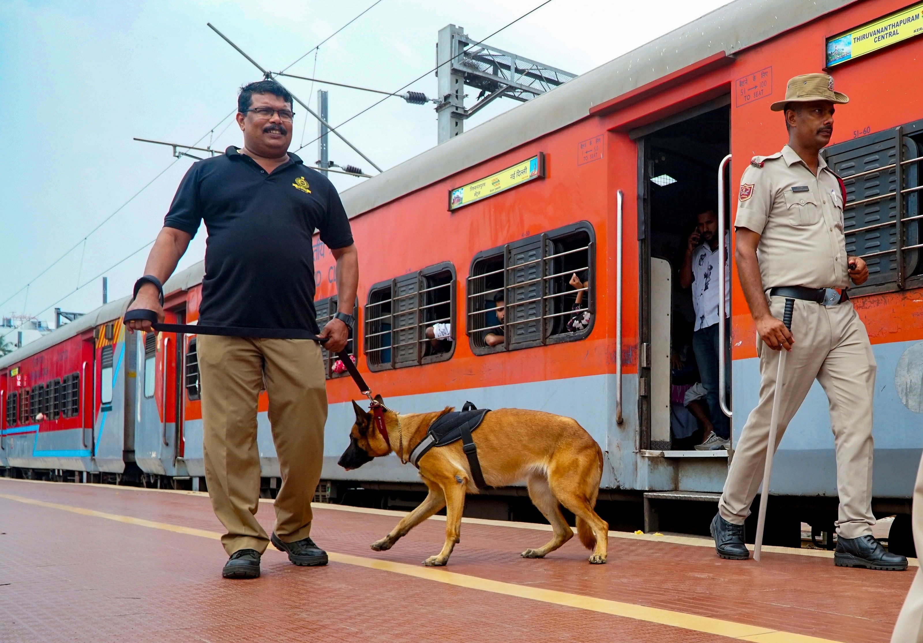 ভুটান থেকে ফিরেই দিল্লির LNJP হাসপাতালে প্রধানমন্ত্রী নরেন্দ্র মোদী ভুটান থেকে ফিরেই দিল্লির LNJP হাসপাতালে প্রধানমন্ত্রী নরেন্দ্র মোদী