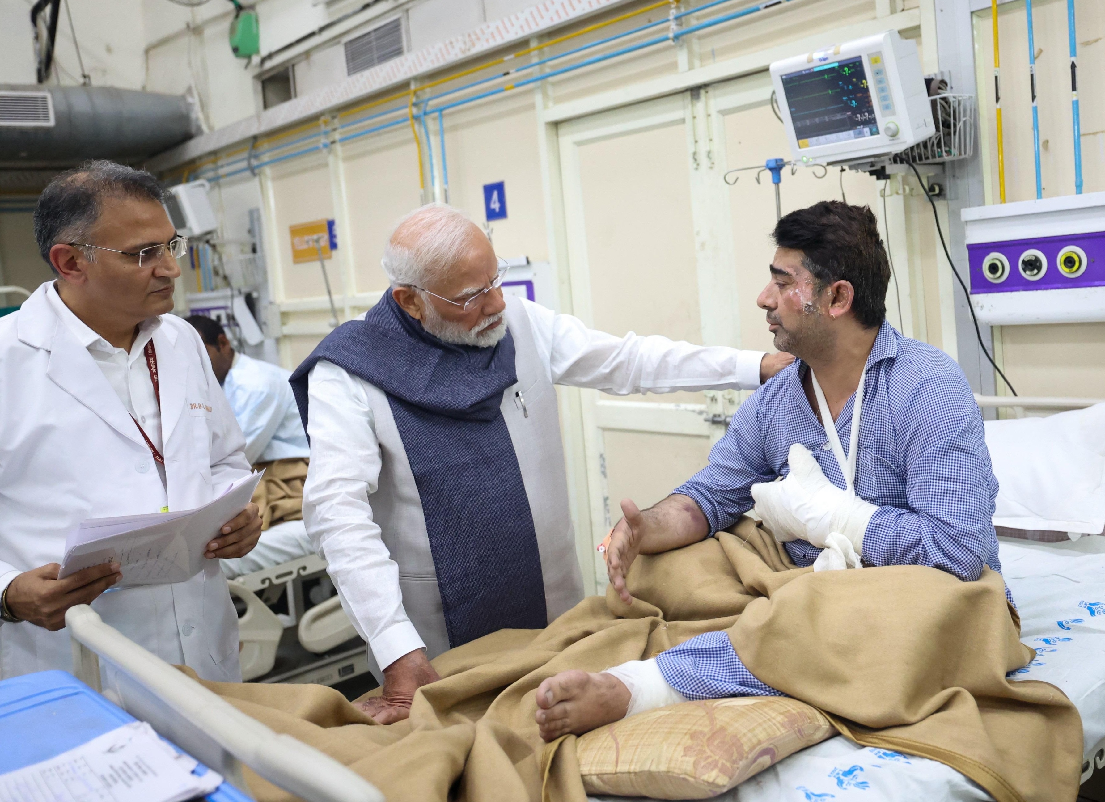 ভুটান থেকে ফিরেই দিল্লির LNJP হাসপাতালে প্রধানমন্ত্রী নরেন্দ্র মোদী ভুটান থেকে ফিরেই দিল্লির LNJP হাসপাতালে প্রধানমন্ত্রী নরেন্দ্র মোদী