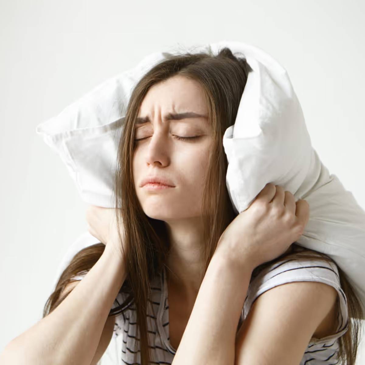 এছাড়াও, ঘুমের অভাব মনোযোগ দিতে অসুবিধা, বিরক্তি, বিষণ্ণতা এবং দুর্বল স্মৃতিশক্তির মতো সমস্যাও সৃষ্টি করতে পারে।