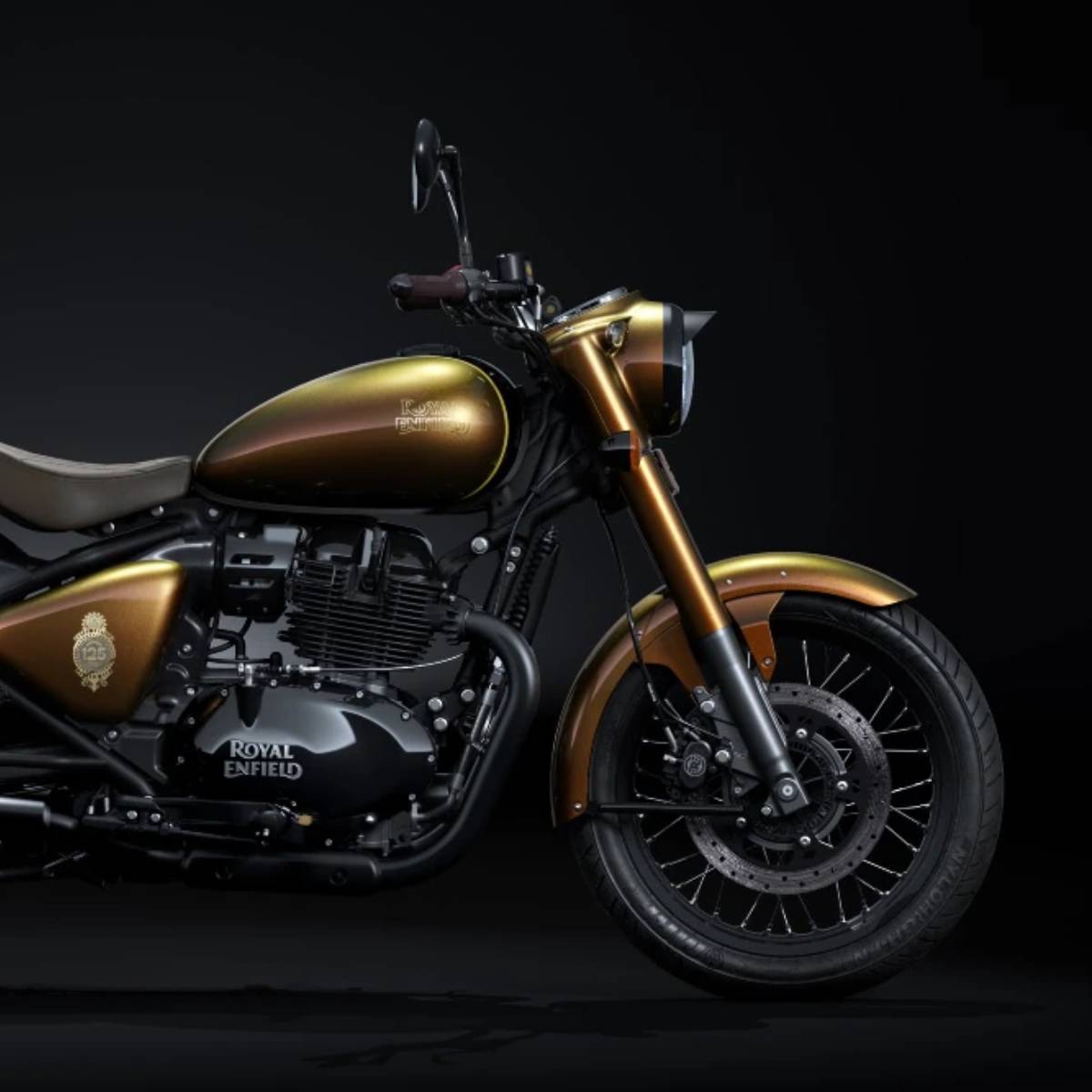 ট্যাঙ্কের ১২৫ বছর পূর্তির ক্রেস্ট লোগো, সোনালী রঙে, ব্র্যান্ডের বিশ্বব্যাপী ভাবমূর্তি প্রতিফলিত করে। কালো ইঞ্জিন কেস, কালো এক্সহস্ট এবং কালো-স্পোক চাকা সোনালী রঙের সাথে একটি আকর্ষণীয় বৈসাদৃশ্য প্রদান করে। কুইন্টেড সিট প্যাটানটিও সৌন্দর্য যোগ করে, যা এই সং