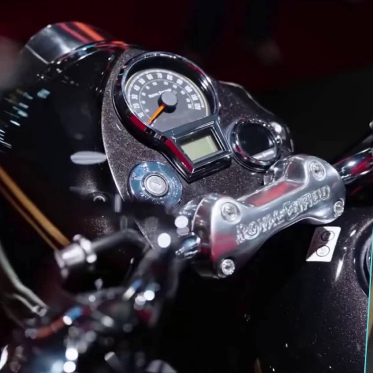 ক্লাসিক মডেলটির উৎপত্তি ১৯৪০-এর দশকে, যখন রয়েল এনফিল্ড ব্রিটিশ সেনাবাহিনীর জন্য শক্তিশালী এবং নির্ভরযোগ্য মোটরসাইকেল তৈরি শুরু করে। ১৯৪৮ সালে যখন 'CLASSIC' নামটি প্রথম প্রকাশিত হয়, তখন এটি মোটরসাইকেলের নকশা কে নতুনভাবে সংজ্ঞায়িত করে। এর গোলাকার হেডল্যাম্প