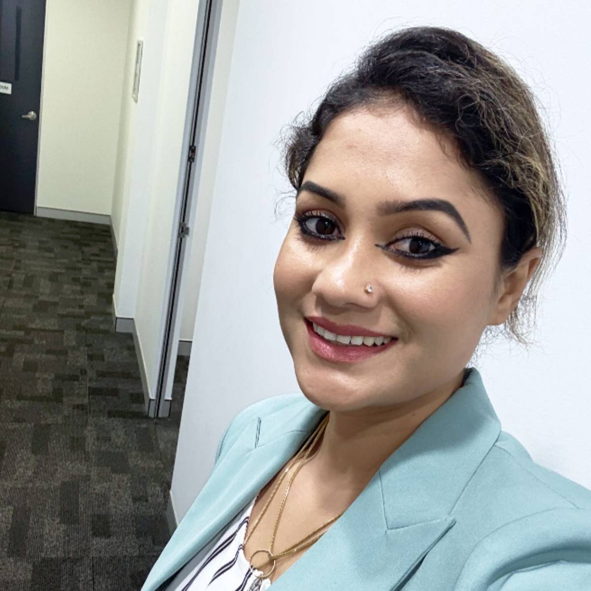 যা ঘটেছিল, তা বর্ণনা করতে গিয়ে তিনি বলেন, ‘প্রি–ক্যাম্পের সময় বল করছিলাম, মঞ্জুভাই এসে কাঁধে হাত রাখলেন। ওঁর অভ্যাস ছিল মেয়েদের কাছে টেনে বুকে চেপে ধরে কথা বলা। আমরা দূর থেকে হাত বাড়িয়ে দিতাম, যাতে ওঁর হাত না লাগে। নিজেদের মধ্যে মজা করে বলতাম, “উনি এলেন, যা ঘটেছিল, তা বর্ণনা করতে গিয়ে তিনি বলেন, ‘প্রি–ক্যাম্পের সময় বল করছিলাম, মঞ্জুভাই এসে কাঁধে হাত রাখলেন। ওঁর অভ্যাস ছিল মেয়েদের কাছে টেনে বুকে চেপে ধরে কথা বলা। আমরা দূর থেকে হাত বাড়িয়ে দিতাম, যাতে ওঁর হাত না লাগে। নিজেদের মধ্যে মজা করে বলতাম, “উনি এলেন,