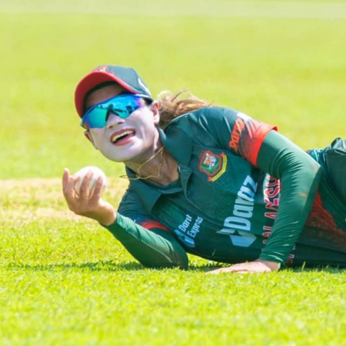 সাক্ষাৎকারে তিনি বলেন, ‘একবার নয়, বহুবার জঘন্য প্রস্তাব পেয়েছি। তখন বলিনি কারণ টিমের সঙ্গে যুক্ত থাকলে অনেক জিনিসই বলা যায় না। কারণ জীবিকা, সম্মান সব কিছুই জড়িয়ে থাকে। ফলে প্রতিবাদ করতে চাইলেও অনেক সময় চেপে যেতে হয়।’ সাক্ষাৎকারে তিনি বলেন, ‘একবার নয়, বহুবার জঘন্য প্রস্তাব পেয়েছি। তখন বলিনি কারণ টিমের সঙ্গে যুক্ত থাকলে অনেক জিনিসই বলা যায় না। কারণ জীবিকা, সম্মান সব কিছুই জড়িয়ে থাকে। ফলে প্রতিবাদ করতে চাইলেও অনেক সময় চেপে যেতে হয়।’