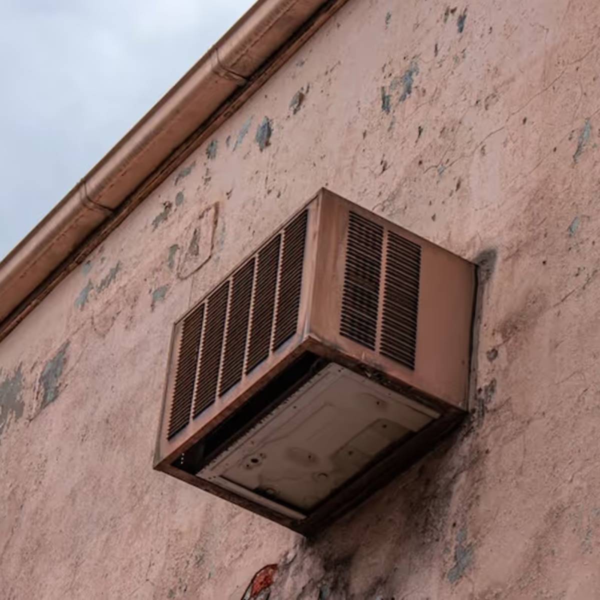 ফলে এসি কেনার সেরা সময় এটাই। তাই দেখে শুনে এখনই কিনে ফেলুন এসি। 