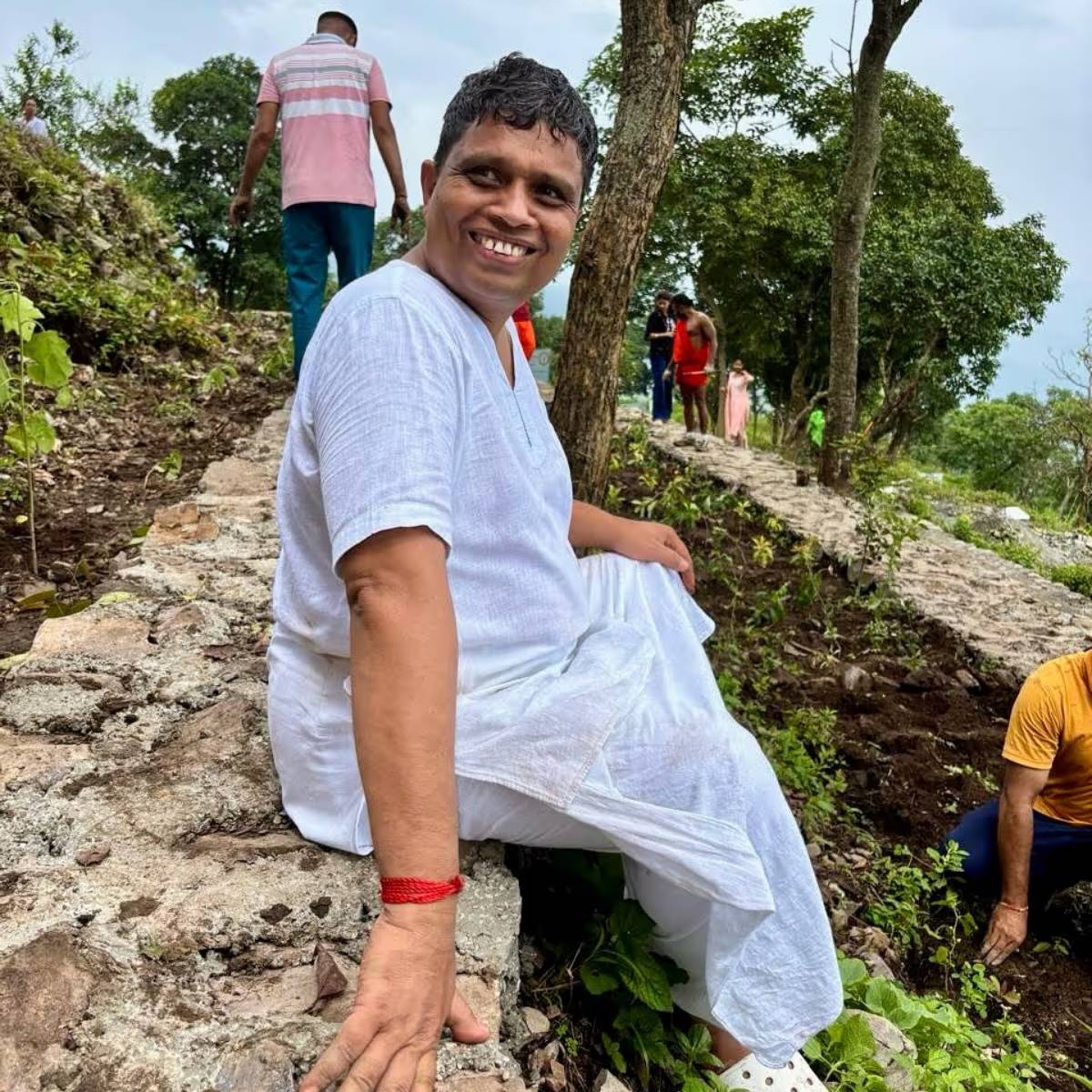 শিলা লবণ ধীরে ধীরে মুখে দ্রবীভূত হতে দিলে তা আপনার গলা প্রশমিত করতে পারে এবং জ্বালাপোড়া কমাতে পারে। আয়ুর্বেদের মতে, শিলা লবণের উষ্ণ প্রভাব শ্লেষ্মা আলগা করে এবং কাশি প্রশমিত করে। শিলা লবণ ধীরে ধীরে মুখে দ্রবীভূত হতে দিলে তা আপনার গলা প্রশমিত করতে পারে এবং জ্বালাপোড়া কমাতে পারে। আয়ুর্বেদের মতে, শিলা লবণের উষ্ণ প্রভাব শ্লেষ্মা আলগা করে এবং কাশি প্রশমিত করে।