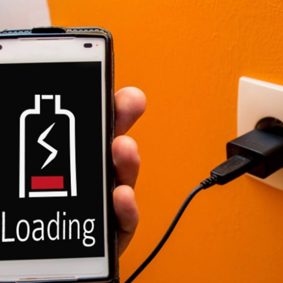 এখন, সবচেয়ে সাধারণ এবং বিপজ্জনক ভুল সম্পর্কে কথা বলা যাক: অতিরিক্ত গরম। গেমিং বা ভিডিও দেখার সময় আপনার ফোন চার্জ করা, অথবা বিছানায় শুয়ে চার্জ করা, ফোন অতিরিক্ত গরম হতে পারে। এটি কেবল ব্যাটারির ক্ষতি করে না বরং আগুন লাগার ঝুঁকিও বাড়ায়। অতএব, চার্জ কর