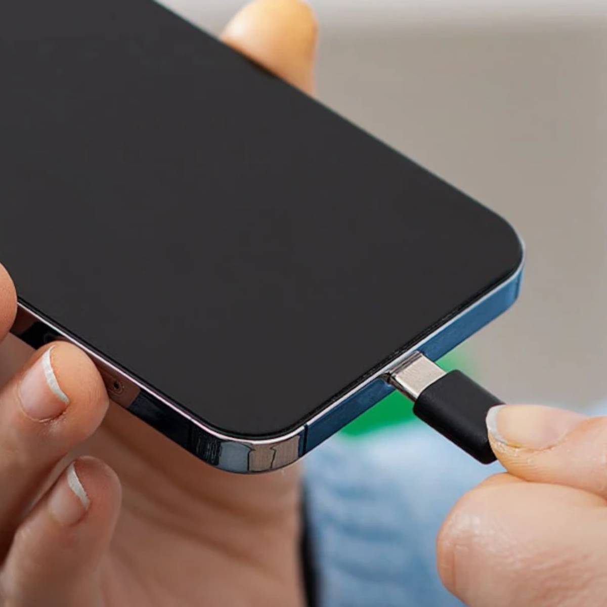 বিশেষজ্ঞদের মতে, ব্যাটারি সম্পূর্ণরূপে ডিসচার্জ করলে, অর্থাৎ ০%-এ নিয়ে গেলে, এর লাইফ কমে যায়। তাই, চার্জিং সাইকেল কমানোই ভালো। অনেকেই তাদের ফোনের ব্যাটারি সম্পূর্ণভাবে শেষ হওয়ার জন্য অপেক্ষা করেন। প্রায়শই শোনা যায় ১০০% চার্জ করলে ব্যাটারির ক্ষতি হয়। কিছু 