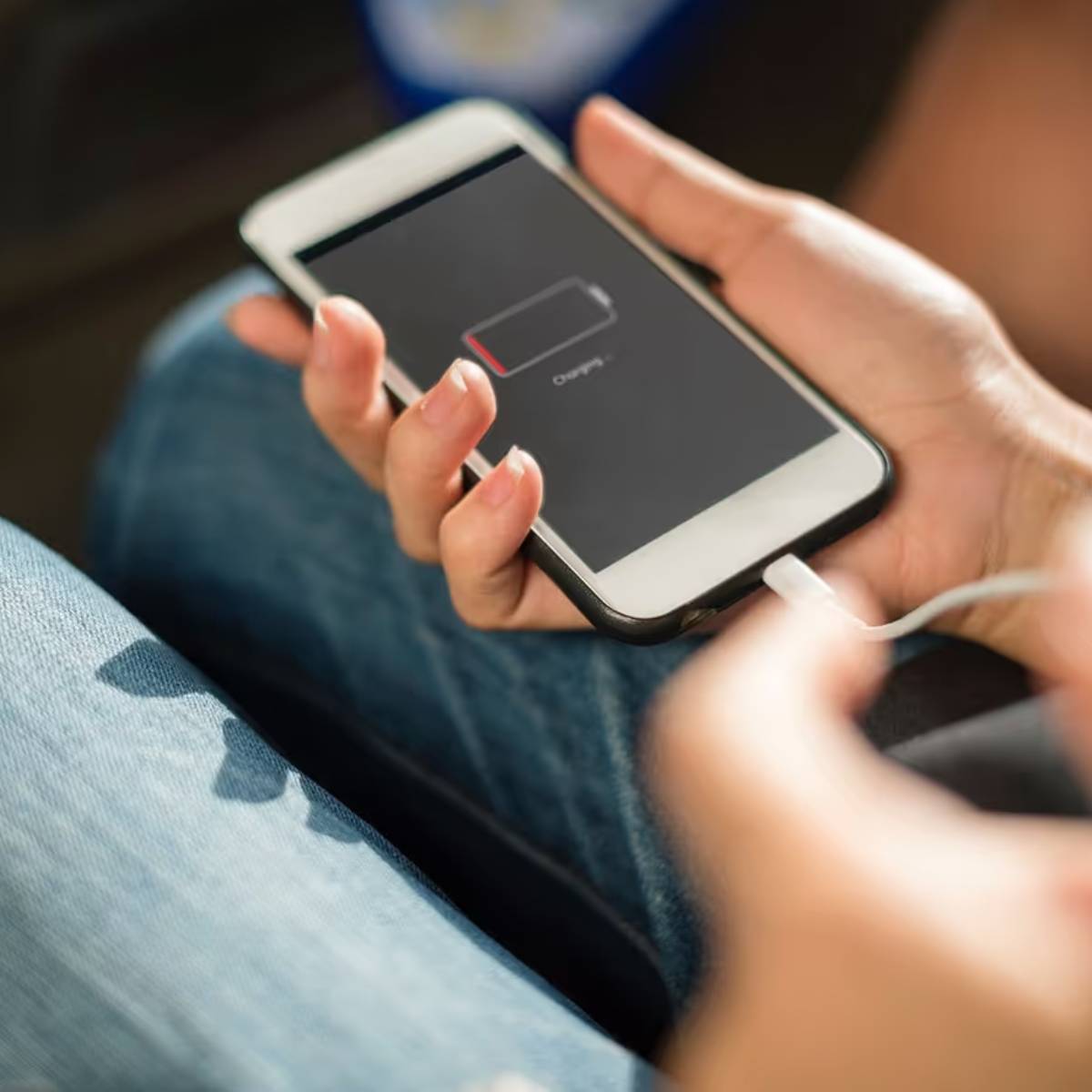 যদিও ব্যাটারির চার্জ ৮০% এর মধ্যে সীমাবদ্ধ রাখা ব্যাটারির আয়ুষ্কালের জন্য সর্বোত্তম বলে বিবেচিত হয়, আজকের স্মার্টফোনগুলিতে উন্নত ব্যাটারি ম্যানেজমেন্ট সিস্টেম রয়েছে যা এই ক্ষতি কমিয়ে আনে। তবুও, বেশিরভাগ সময় আপনার ফোনকে ২০% থেকে ৮০% এর মধ্যে চার্জ রাখ