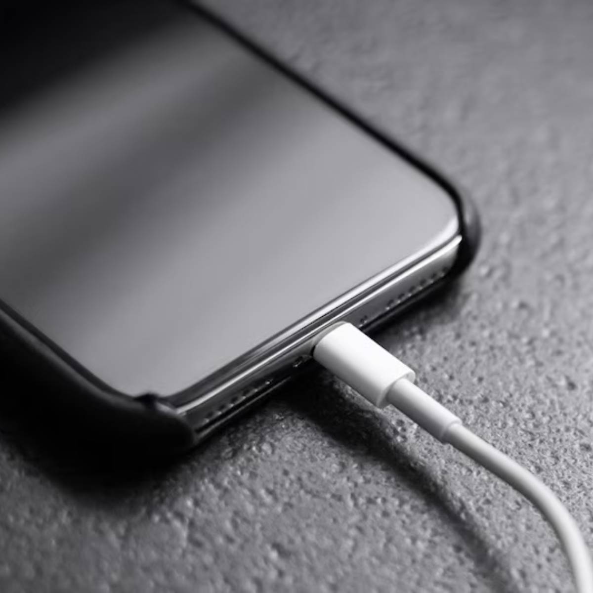 এই ফোন চার্জিং অভ্যাসগুলি, যদিও আপাতদৃষ্টিতে স্বাভাবিক, আপনার ডিভাইসের ব্যাটারির জন্য ঠিক ততটাই ক্ষতিকারক হতে পারে। বিশেষজ্ঞরা এবং গবেষণা পরামর্শ দিচ্ছেন যে কয়েকটি মৌলিক নিয়ম বোঝার মাধ্যমে, আপনি আপনার ব্যাটারির জীবন এবং সুরক্ষা উভয়ই রক্ষা করতে পারেন। প