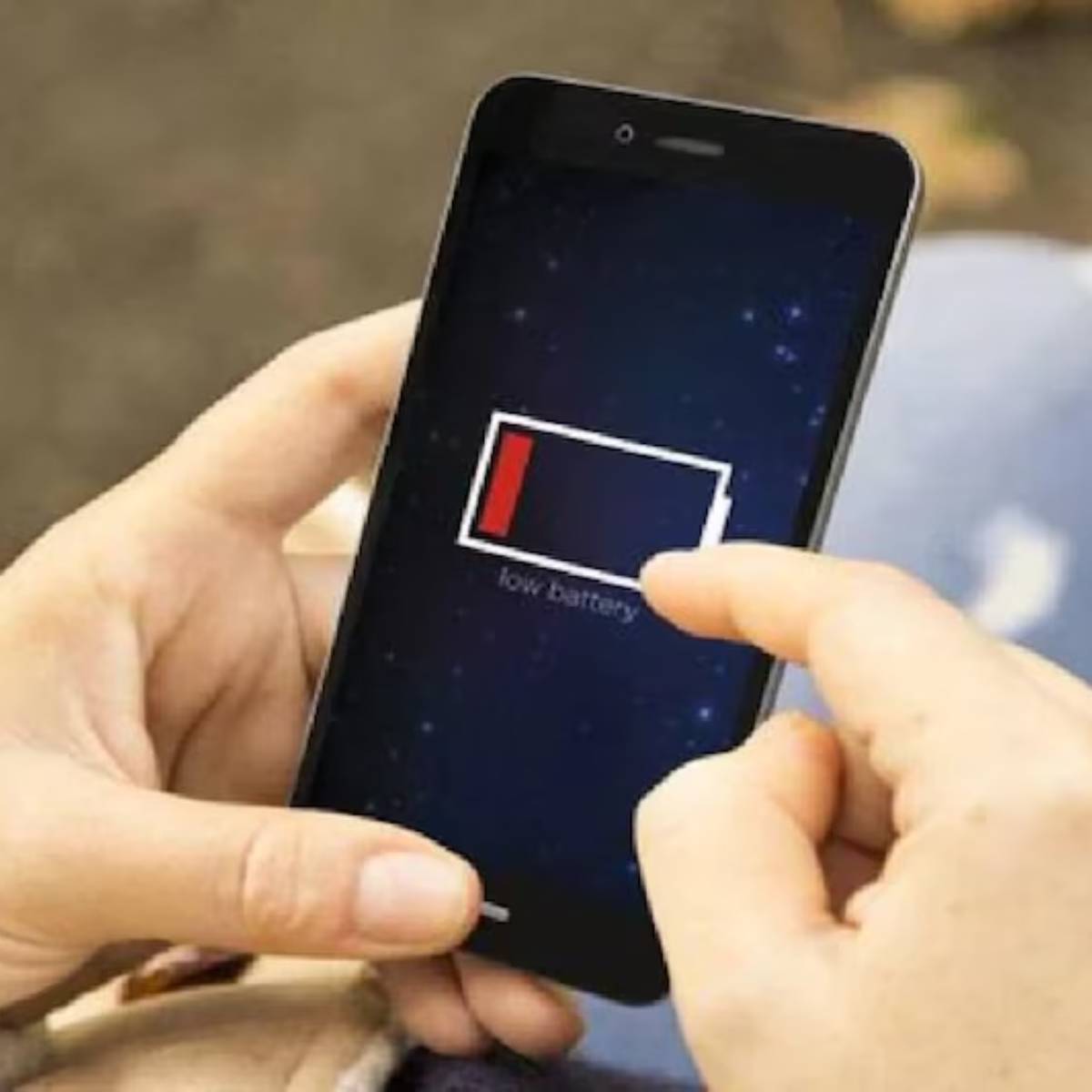 অনেকেই আরেকটি ভুল করেন তা হল নকল বা স্থানীয় চার্জার ব্যবহার করা। এই চার্জারগুলি সঠিকভাবে ভোল্টেজ নিয়ন্ত্রণ করে না বা তাদের সুরক্ষা সার্কিট থাকে। এটি বৈদ্যুতিক শর্ট সার্কিটের ঝুঁকি বাড়ায়, কেবল ফোনের ব্যাটারির ক্ষতি করে না।