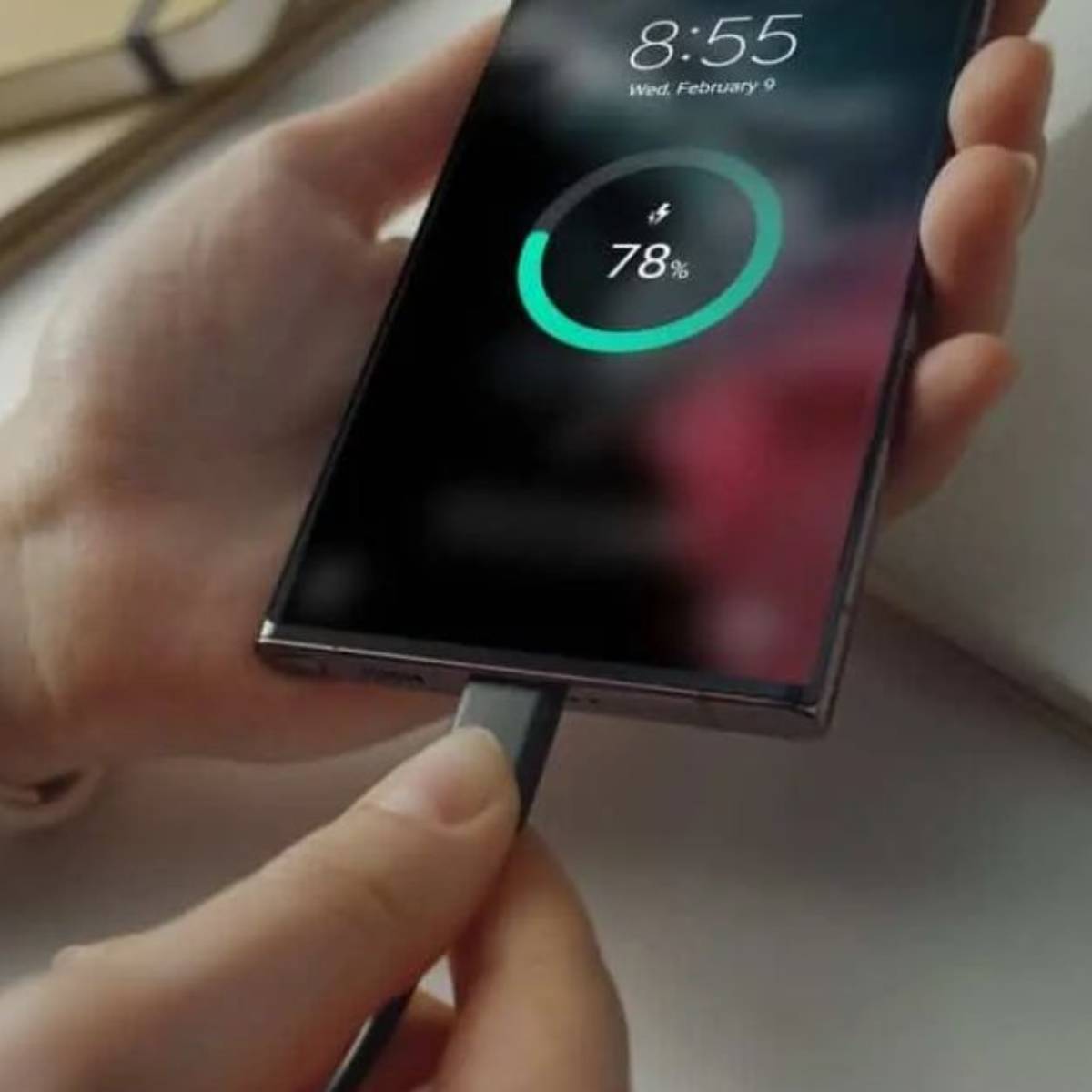 তাহলে আপনার কী করা উচিত? যখনই সম্ভব, ৮০% চার্জিং থাকা অবস্থায় আপনার ফোনটি আনপ্লাগ করুন, ০% চার্জিং এড়িয়ে চলুন, আসল চার্জারটি ব্যবহার করুন এবং অতিরিক্ত গরম হওয়া রোধ করতে চার্জ করার সময় আপনার ফোনের ব্যবহার সীমিত করুন। এই ছোট ছোট পরিবর্তনগুলি আপনার ব্যা