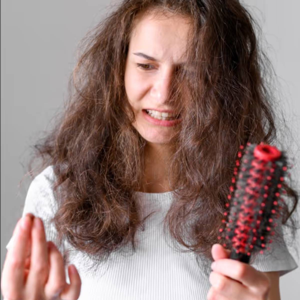 আজ, আমরা আপনাকে এমন পাঁচটি প্রাকৃতিক প্রতিকার সম্পর্কে বলতে যাচ্ছি যার জন্য খুব কম খরচ হয়। আপনার স্বাস্থ্যকর এবং চকচকে চুল পুনরুদ্ধার করতে এই ঘরোয়া প্রতিকারগুলি ব্যবহার করে দেখুন।