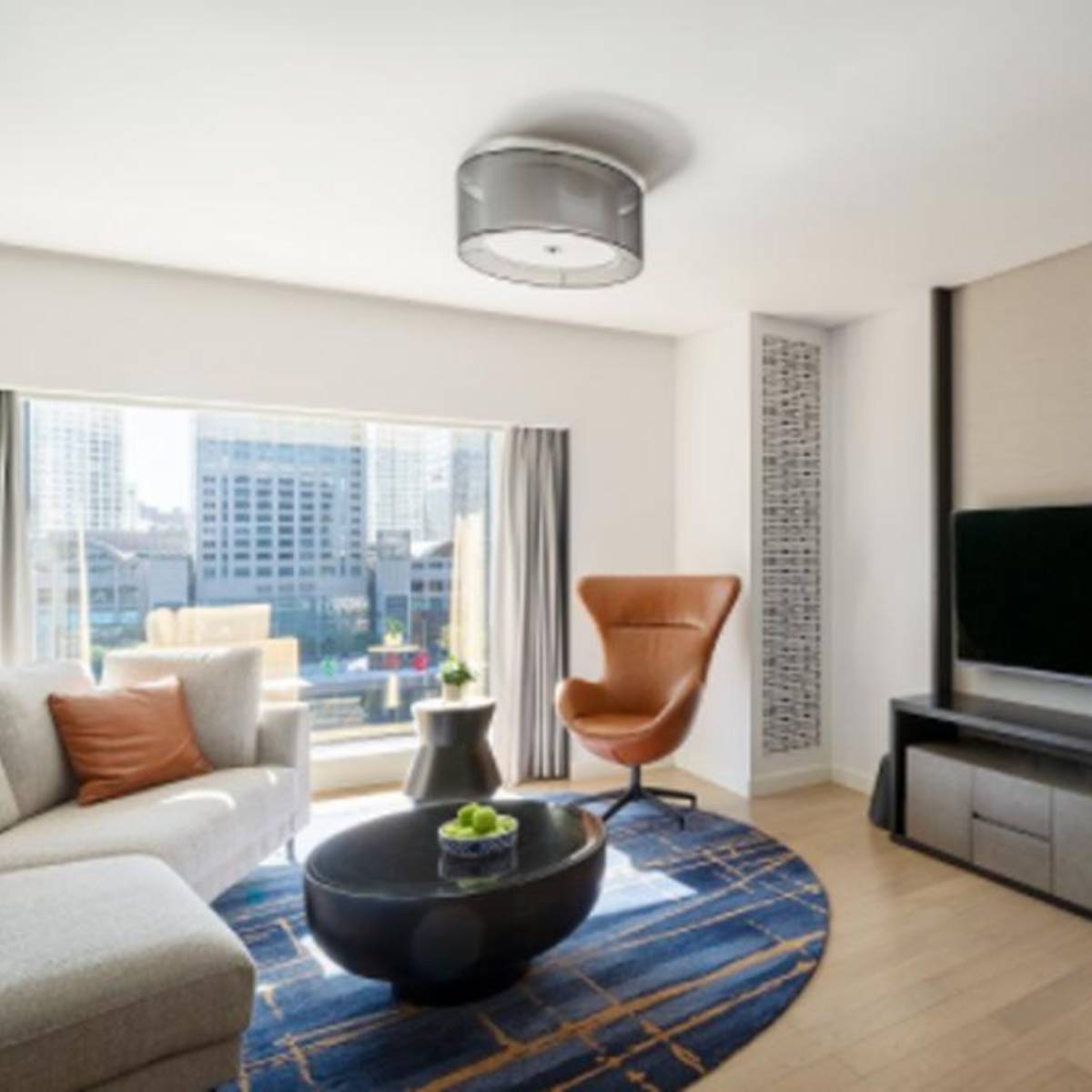 ঘর পরিষ্কার: ধুলো, ময়লা বা জঞ্জাল সমৃদ্ধির অন্তরায়। অগোছালো বাড়িতে দেবী লক্ষ্মী বাস করেন না। তাই পরিষ্কার-পরিচ্ছন্নতা বজায় রাখুন। উত্তর-পূর্ব দিকে কখনও আবর্জনা রাখবেন না, যেদিকে মন্দিরের অবস্থান বলেমনে করা হয়।