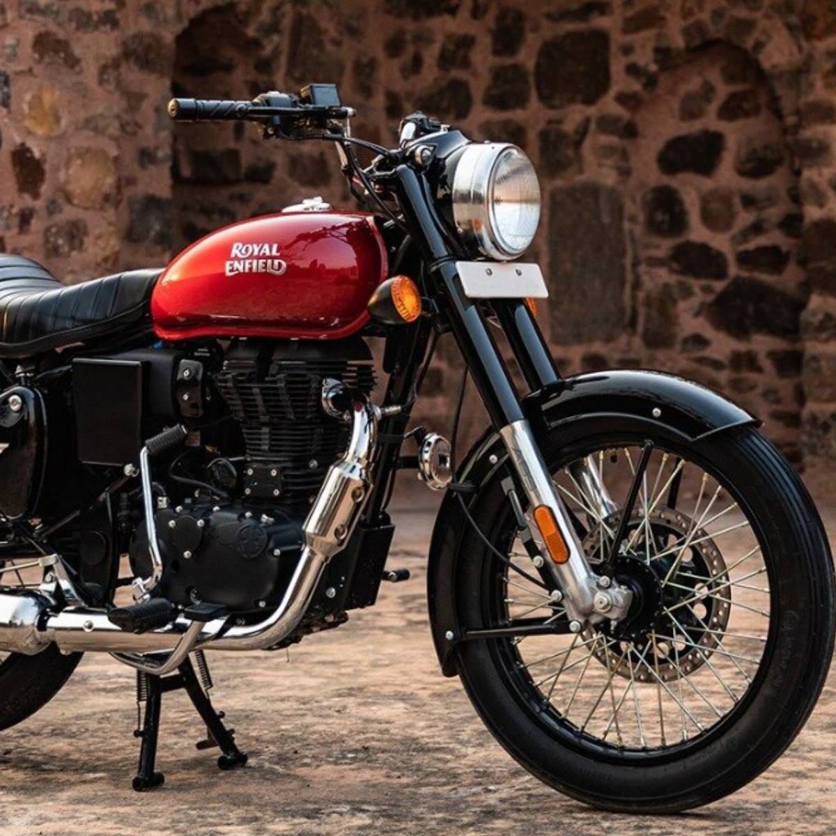 রয়্যাল এনফিল্ডের নতুন বাইক নিয়ে স্বাভাবিকভাবেই বাইকপ্রেমীরা আলোচনা করছেন। Royal Enfield এর নতুন 250 cc বাইক কবে রাস্তায় নামে, এখন সেদিকেই তাকিয়ে সকলে।