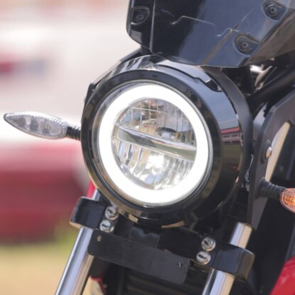 বাইকের ক্ষেত্রে আলাদা করে এলিডি লাইট লাগালে, ফাইন হতে পারে। তাই কেনার আগেই দেখে নিন আপনার পছন্দের বাইকে কোন ধরণের হেডলাইট থাকা উচিত?