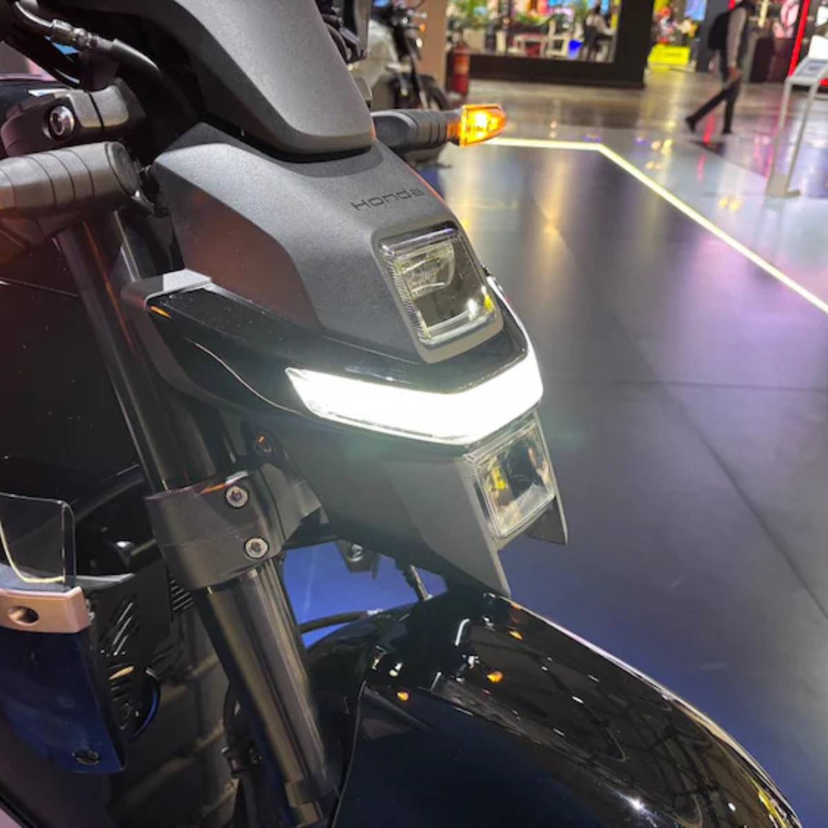 পাশাপাশি হ্যালোজেন আলো এলইডি লাইটের মতো ততটা উজ্জ্বল আলো দেয় না। ফলে দৃশ্যমানতা কমে গেলে সমস্যা হতে পারে।