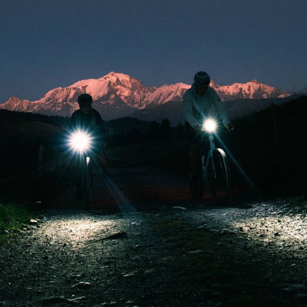 যদি দীর্ঘমেয়াদী ব্যবহার, জ্বালানি সাশ্রয় এবং উন্নত আলোকসজ্জা আপনার প্রধান লক্ষ্য হয়, তবে এলইডি ভালো পছন্দ।