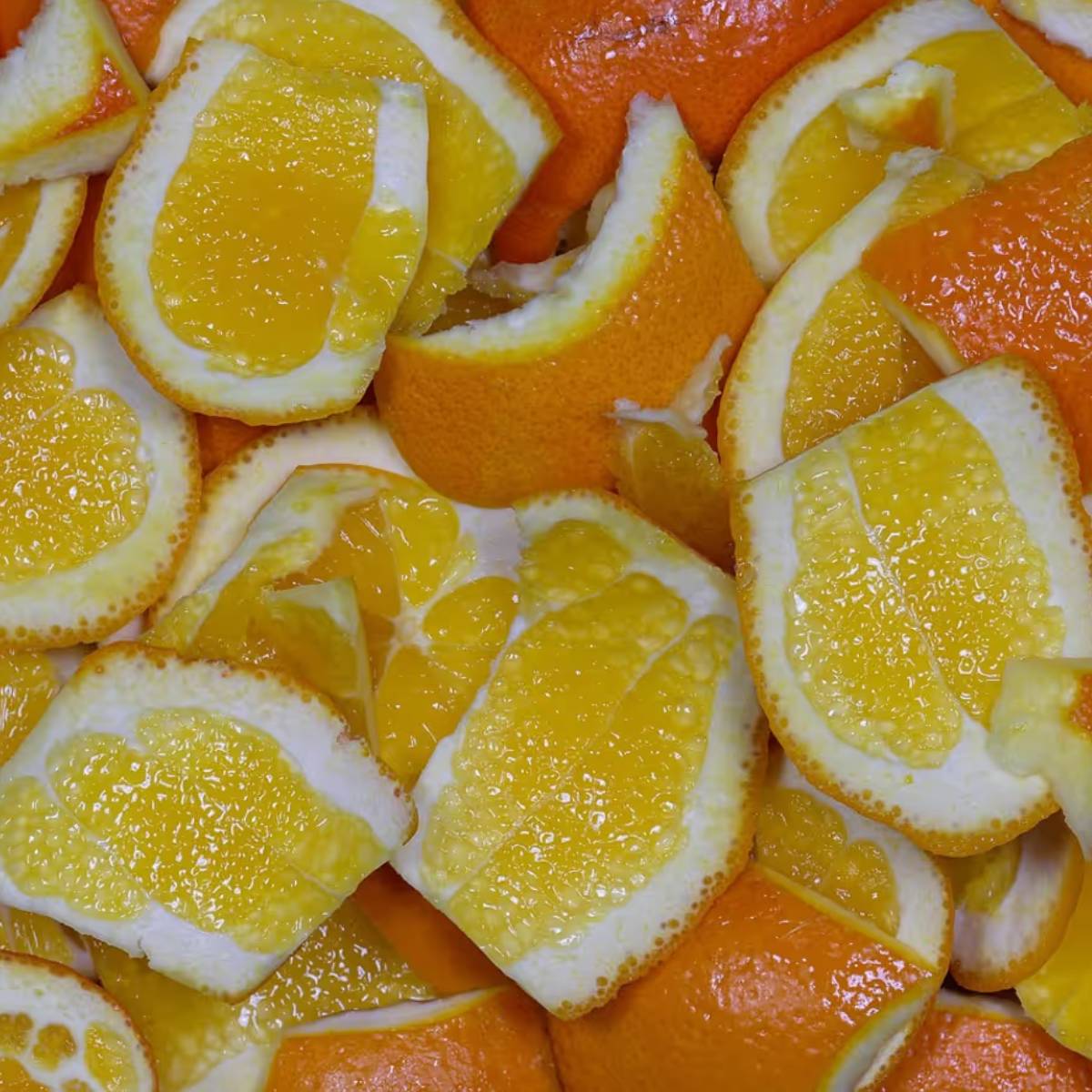 খোসা সার তৈরিতে যোগ করুন অথবা শুকিয়ে মাটিতে মিশিয়ে দিন। এতে মাটি গাছের জন্য ভালো থাকে।