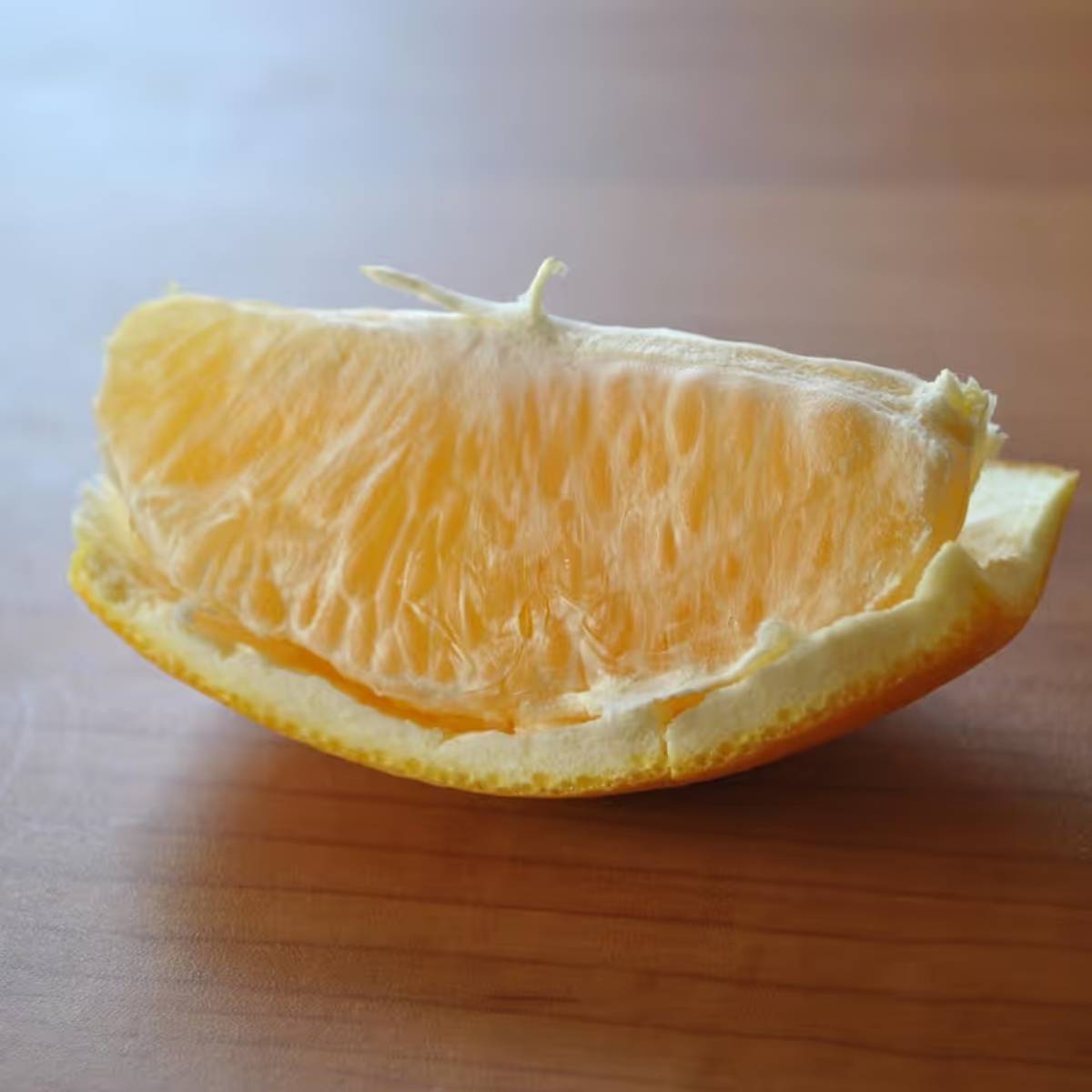 লেবুর খোসায় প্রাকৃতিক অ্যাসিড থাকে, যা মশা এবং ছোট পোকামাকড়কে দূরে রাখে।