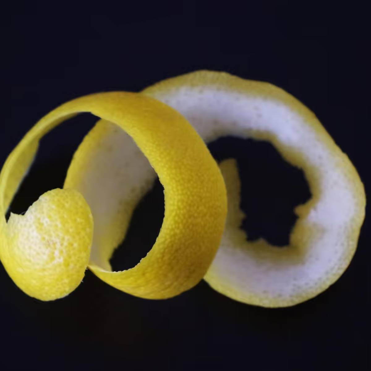 আপনি কি জানেন যে অবশিষ্ট লেবুর খোসা কেবল অপচয়ই নয়, বরং আপনার বাগানের জন্যও খুব উপকারী হতে পারে?