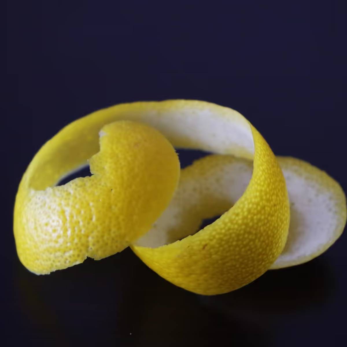 ফলে বাগানের গাছ সতেজ ও ভাল রাখতে হলে লেবুর খোসা ফেলে দেবেন না। এভাবে ব্যবহার করুন