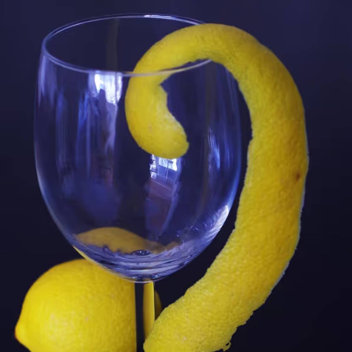 লেবুর খোসা ছোট বাগানের সরঞ্জাম পরিষ্কার করতে এবং বীজ বপনের জন্য ছোট পাত্র হিসেবেও ব্যবহার করা যেতে পারে।