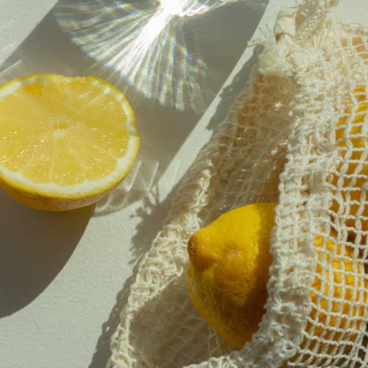 বাগানে লেবুর খোসা রেখে, আপনি প্রাকৃতিকভাবে প্রজাপতি এবং ছোট প্রাণীদের আকর্ষণ করতে পারেন।