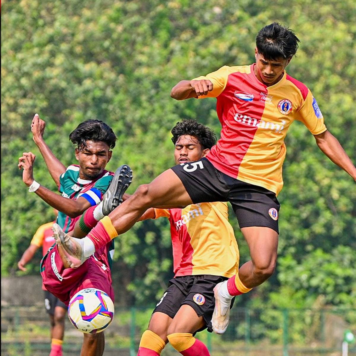 এক সপ্তাহ আগেও এই ডার্বি 0-0 গোলে শেষ হয়। আর সোমবার গোল হলেও, ফল হল না। হতাশ ক্রীড়াপ্রেমীরা। এক সপ্তাহ আগেও এই ডার্বি 0-0 গোলে শেষ হয়। আর সোমবার গোল হলেও, ফল হল না। হতাশ ক্রীড়াপ্রেমীরা।