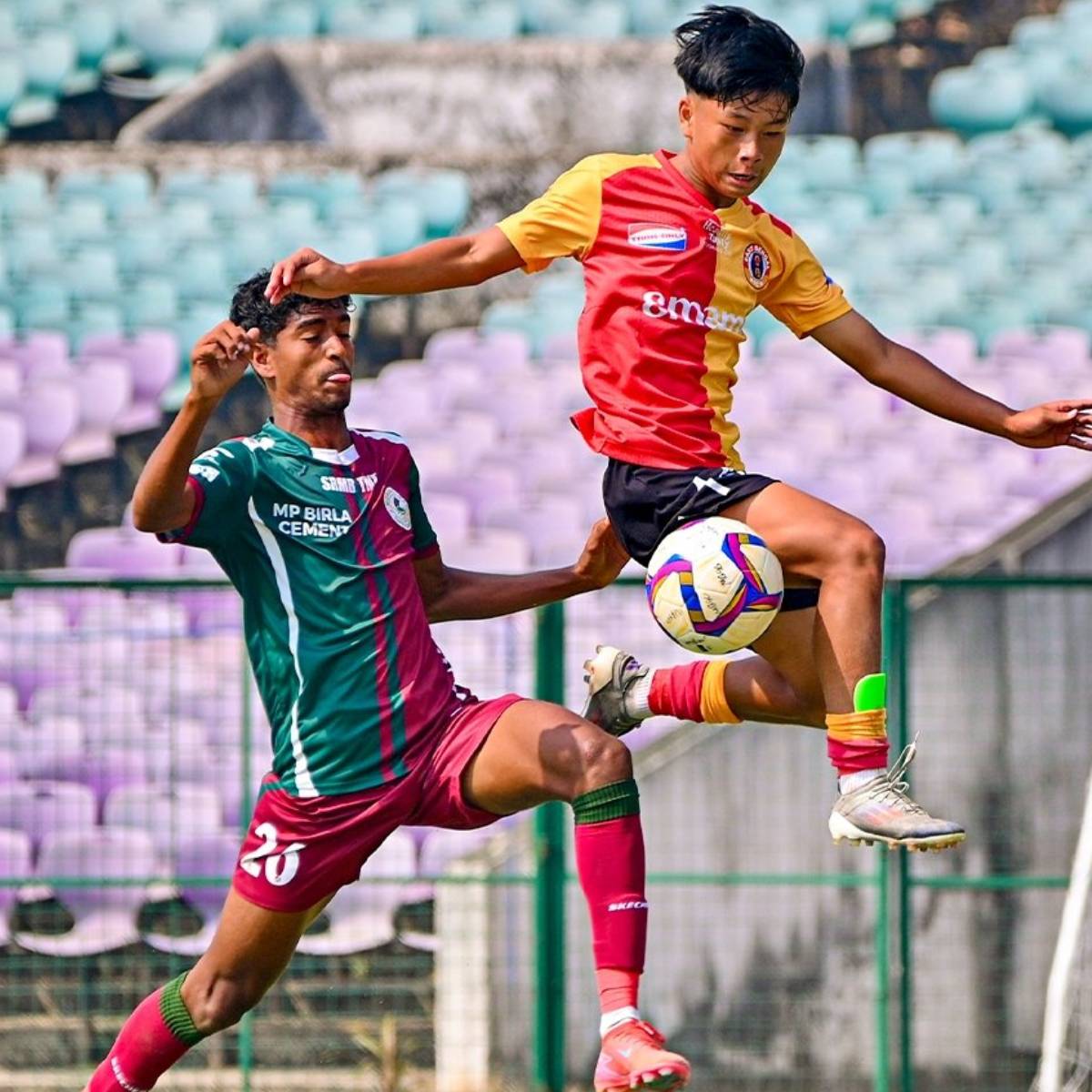 ফলে মাঝমাঠ দখলের লড়াইয়েই সীমাবদ্ধ থাকে ম্যাচ। সিনিয়র দলের পাশাপাশি ইস্টবেঙ্গলের জুনিয়র দলও ক্রমশ ধারাবাহিকতা ব্জায় রেখে খেলে যাওয়ায় খুশি ইস্টবেঙ্গল সমর্থকরা। ফলে মাঝমাঠ দখলের লড়াইয়েই সীমাবদ্ধ থাকে ম্যাচ। সিনিয়র দলের পাশাপাশি ইস্টবেঙ্গলের জুনিয়র দলও ক্রমশ ধারাবাহিকতা ব্জায় রেখে খেলে যাওয়ায় খুশি ইস্টবেঙ্গল সমর্থকরা।