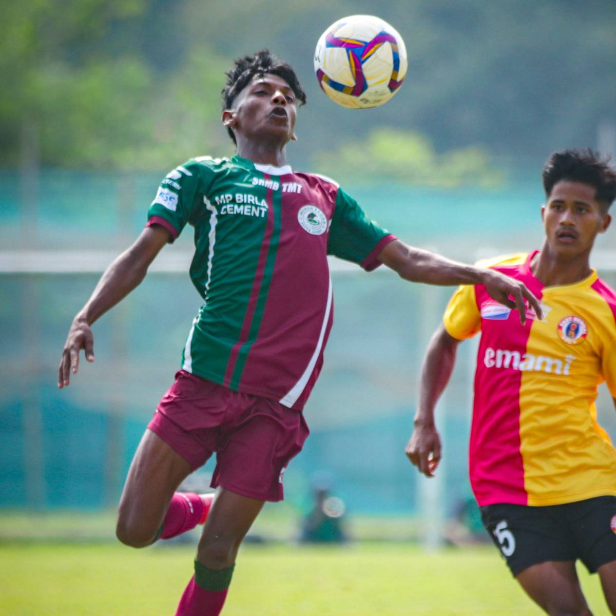 তবে পেনাল্টি থেকে প্রথমার্ধে এগিয়ে যায় ইস্টবেঙ্গল। একেবারে শেষ লগ্নে প্রীতম গাইনের করা গোলে এগিয়ে গিয়েছিল লাল-হলুদ। তবে পেনাল্টি থেকে প্রথমার্ধে এগিয়ে যায় ইস্টবেঙ্গল। একেবারে শেষ লগ্নে প্রীতম গাইনের করা গোলে এগিয়ে গিয়েছিল লাল-হলুদ।