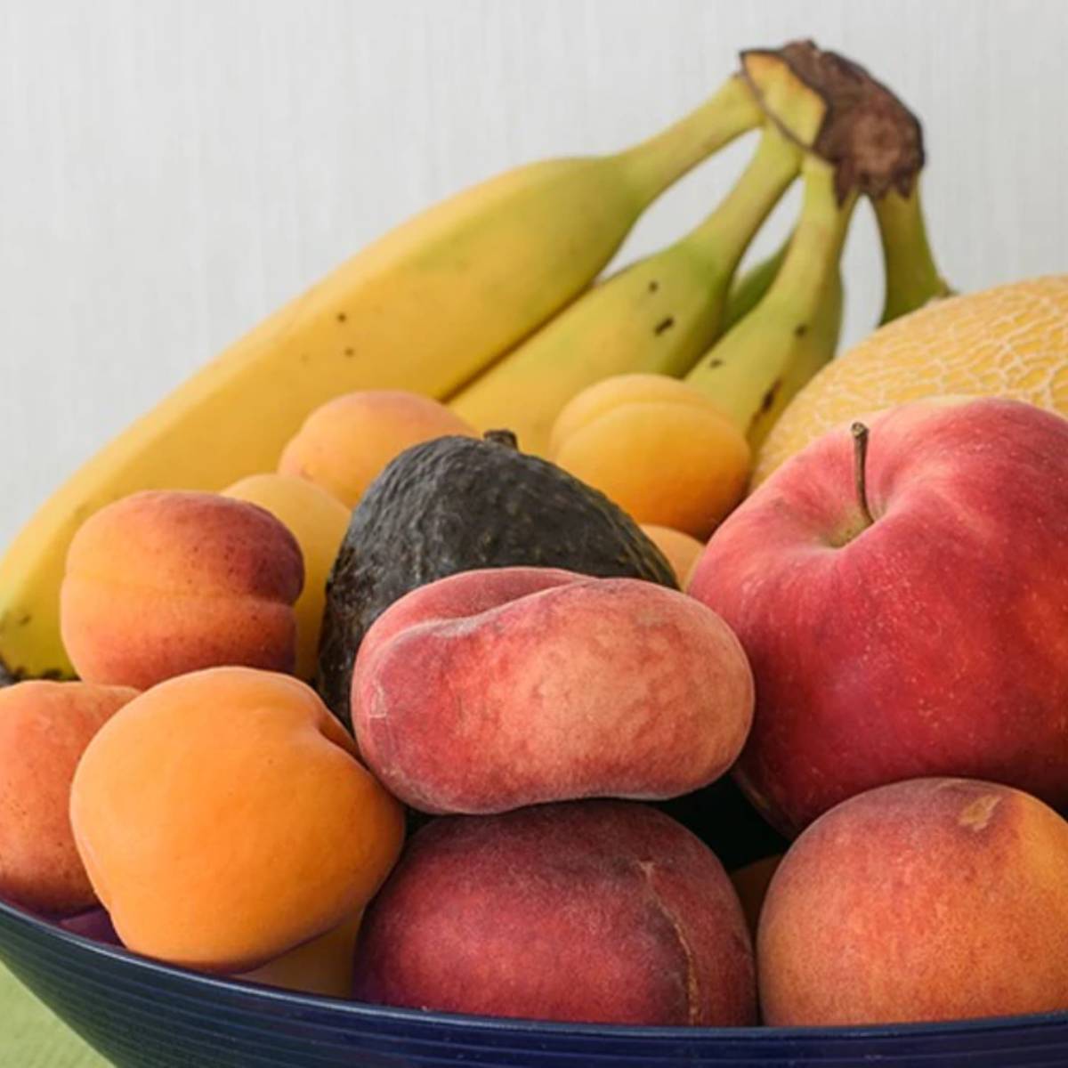 কিডনি আমাদের শরীরের একটি গুরুত্বপূর্ণ অঙ্গ, যা অনেক দায়িত্ব পালন করে। রক্ত থেকে ইউরিয়া এবং ক্রিয়েটিনিনের মতো বিষাক্ত পদার্থ, অতিরিক্ত তরল এবং বর্জ্য পদার্থ অপসারণ করে সামগ্রিক স্বাস্থ্য বজায় রাখতে সাহায্য করে। এগুলি শরীরে জল এবং ইলেক্ট্রোলাইটের (যেমন সোডি