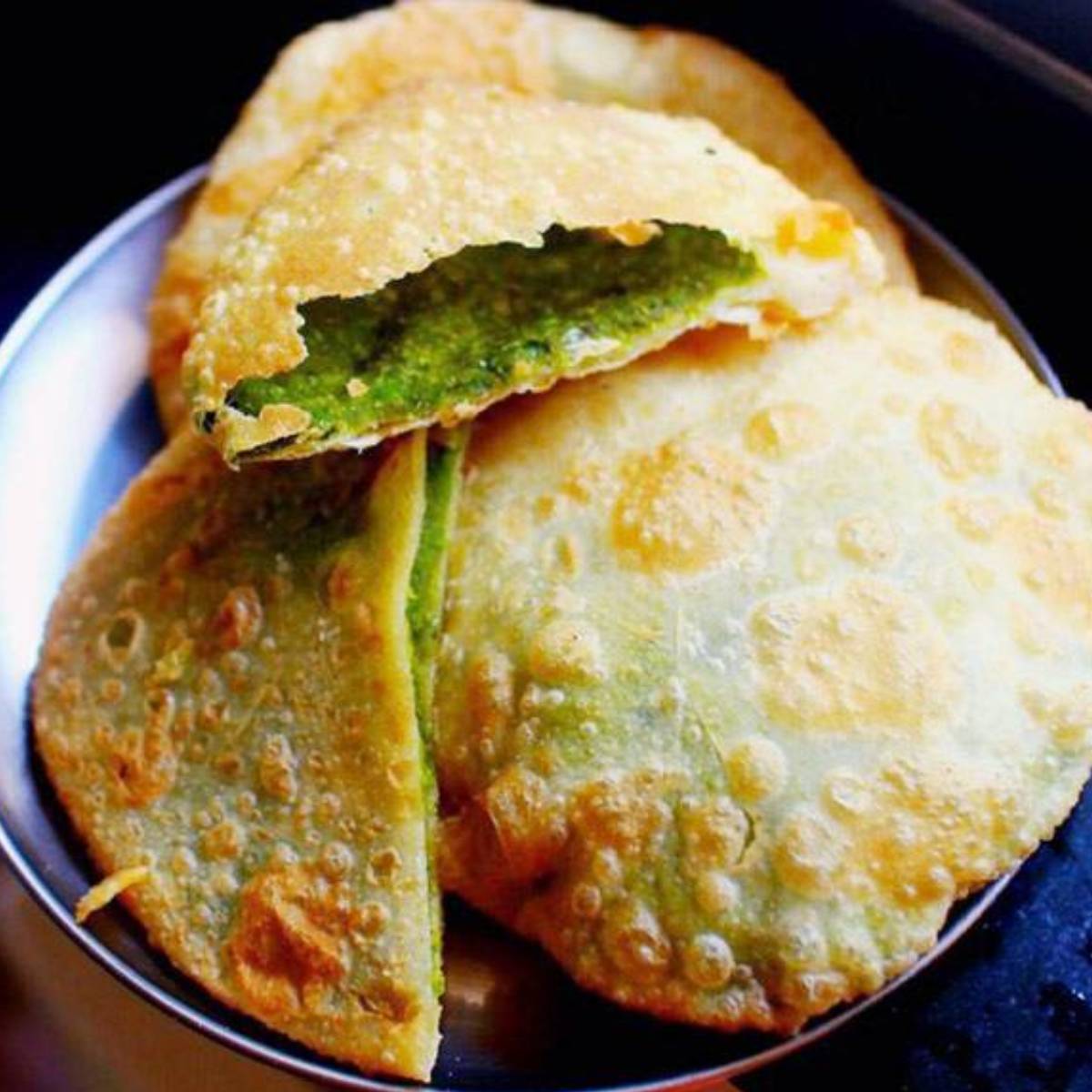 মেখে রাখা ময়দা থেকে ছোট ছোট আকারের লেচি কেটে নিন। এরপর কড়াইশুঁটির মণ্ডটি দিয়ে ছোট ছোট বল তৈরি করে নিন।