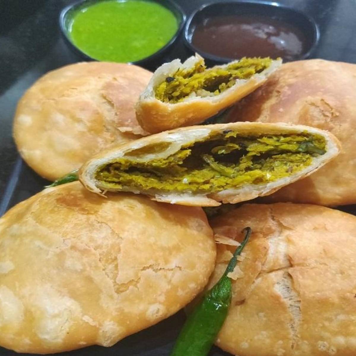 পুরটি ততক্ষণ নাড়তে থাকুন, যতক্ষণ না মিশ্রণটি শুকিয়ে আসে এবং কড়াইয়ের গা ছেড়ে একটি মণ্ড তৈরি হয়। মণ্ডটি নামিয়ে ঠান্ডা হতে দিন।