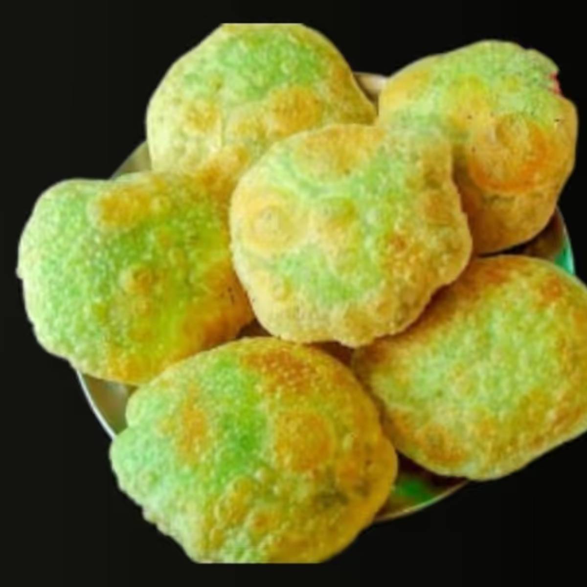 একটি কড়াইতে সামান্য তেল গরম করে ১/২ চামচ হিং দিন। এরপর কড়াইশুঁটির পেস্টটি দিন। এর মধ্যে নুন, চিনি ও সামান্য ভাজা মশলা (জিরে, ধনে, শুকনো লঙ্কা গুঁড়ো) মিশিয়ে মাঝারি আঁচে নাড়তে থাকুন।