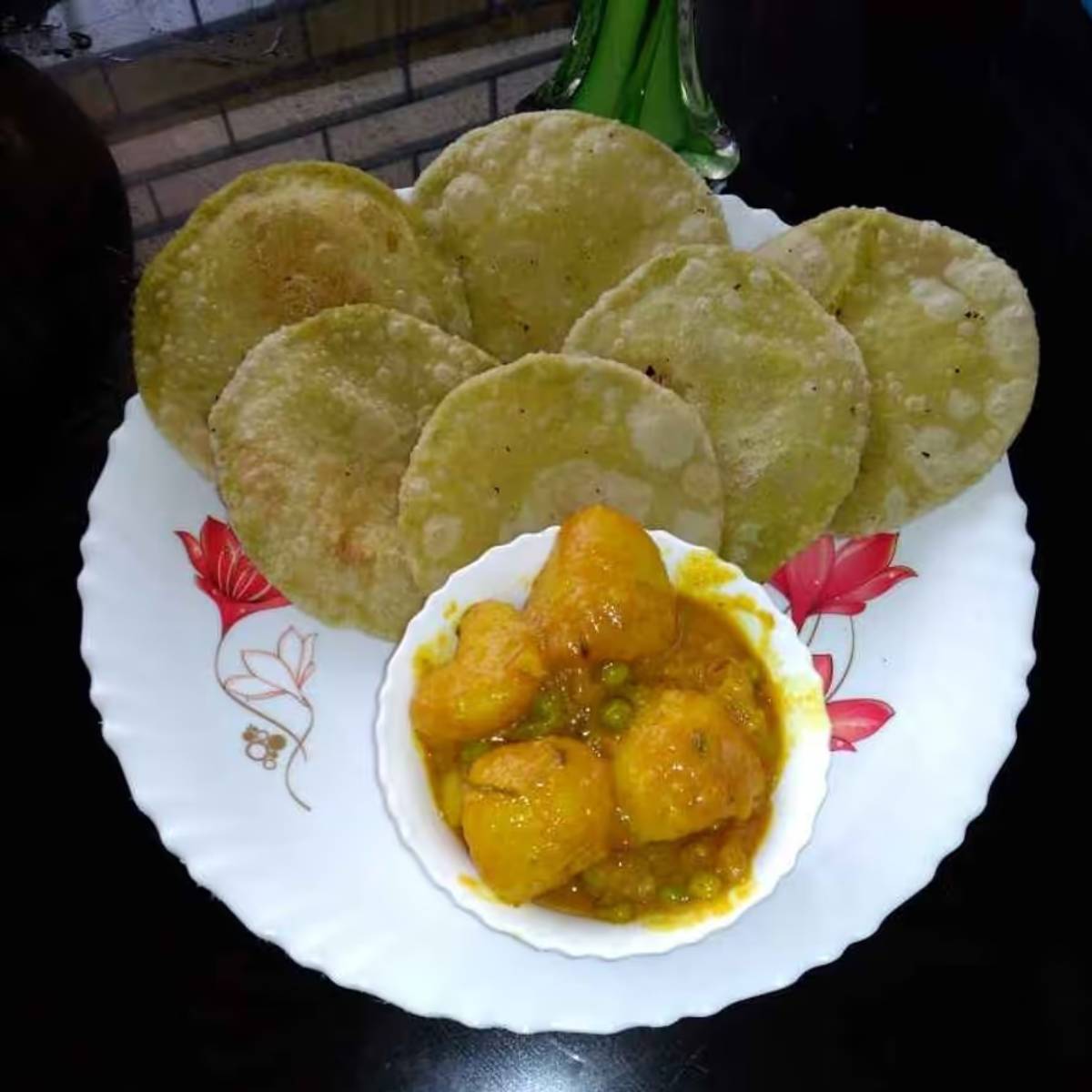 সিদ্ধ কড়াইশুঁটি, সামান্য আদা বাটা ও কাঁচা লঙ্কা একসঙ্গে মিক্সিতে অল্প জল বা জল ছাড়া বেটে একটি মসৃণ পেস্ট তৈরি করুন।