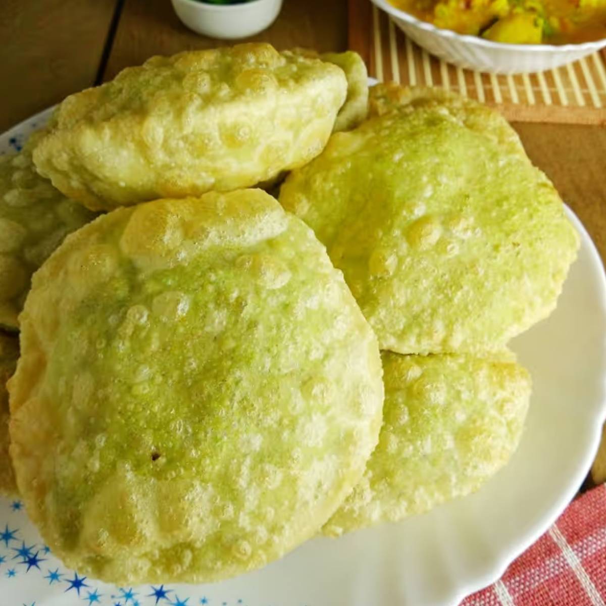 টাটকা কড়াইশুঁটির দানা ছাড়িয়ে হালকা গরম জলে বা স্টিমে ২-৩ মিনিট সিদ্ধ করে জল ঝরিয়ে ঠান্ডা করুন। কড়াইশুঁটি যেন অতিরিক্ত নরম না হয়ে যায়, সেদিকে খেয়াল রাখতে হবে।