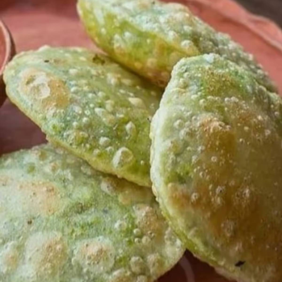 ময়দার সঙ্গে পরিমাণমতো নুন, সামান্য চিনি এবং ৩-৪ চামচ তেল বা ঘি-এর ময়ান দিয়ে ভাল করে মেশান। হালকা উষ্ণ জল দিয়ে ময়দাটি নরম করে মাখুন ও একটি ভেজা কাপড় দিয়ে ৩০ মিনিটের জন্য ঢেকে রাখুন।