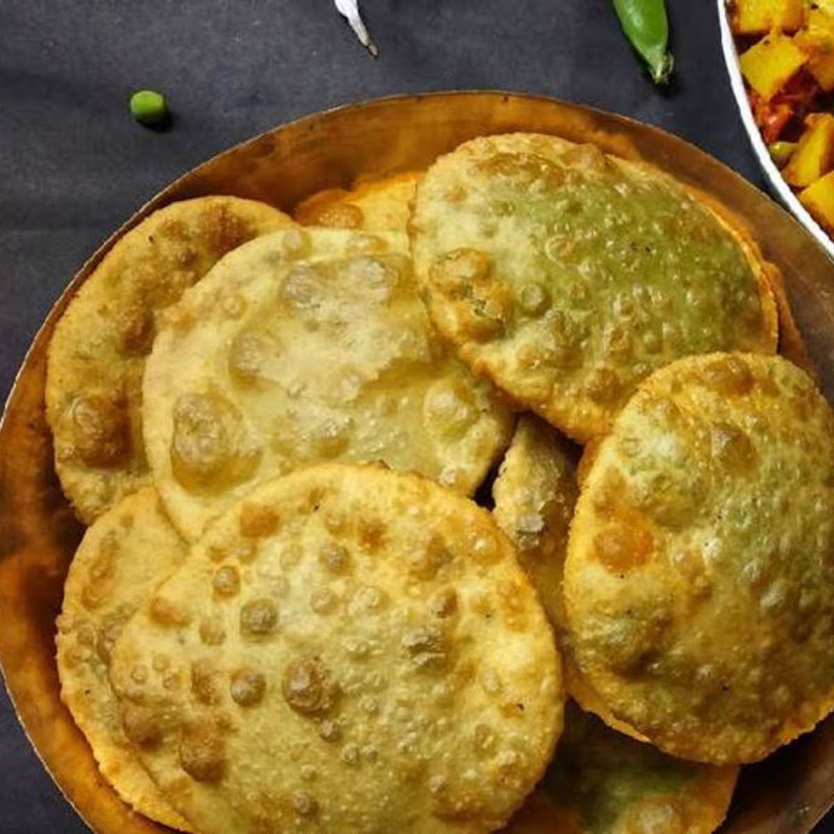 শীতের উইকএন্ডে কড়াইশুঁটির কচুরি হলে সকালটা জমে যায়। তবে কড়াইশুঁটির কচুরি বানানো অনেকের কাছেই ঝক্কির। কিন্তু আমরা আপনাকে একটা সহজ পদ্ধতি জানাবো আজ।