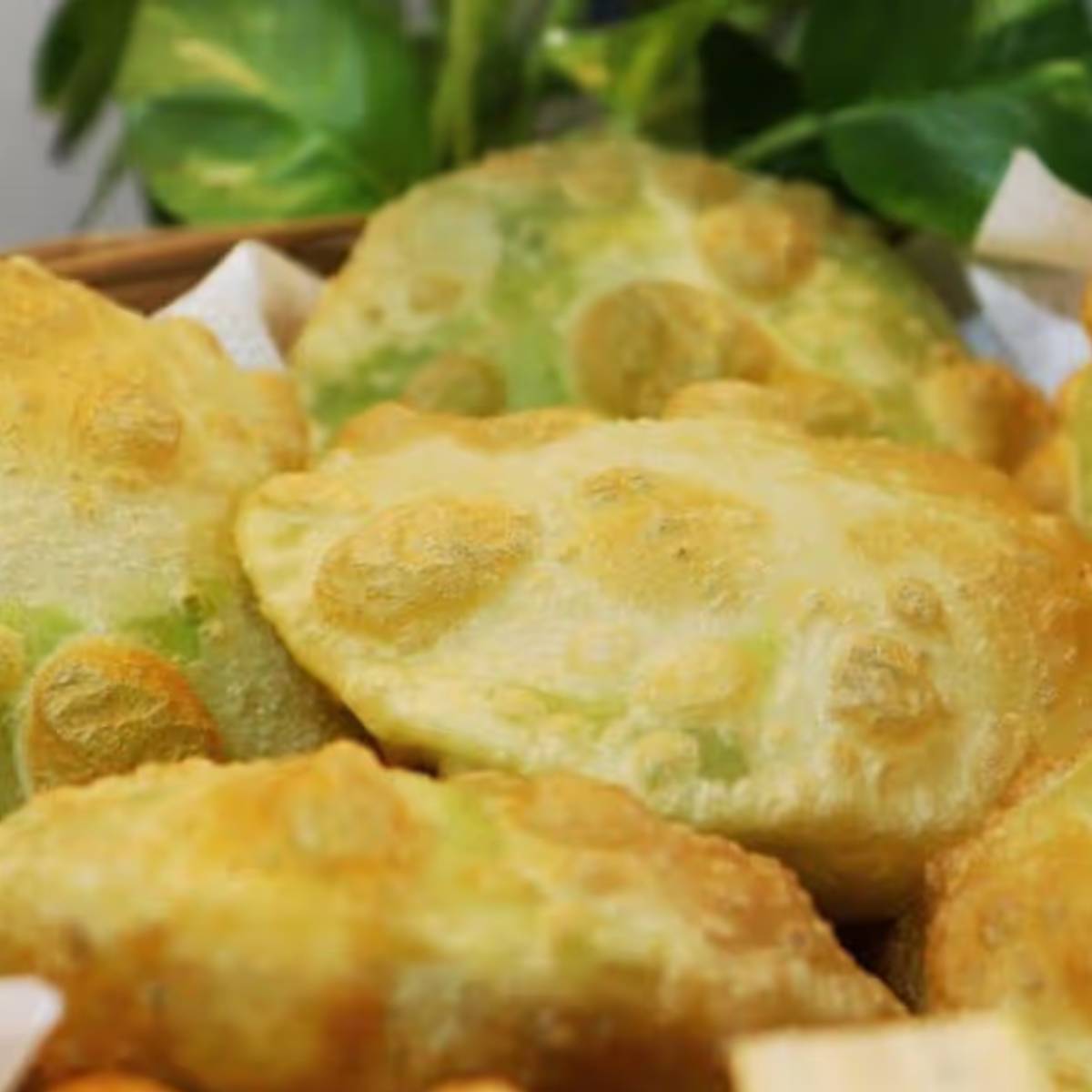 প্রতিটি লেচির মাঝখানে একটু গর্ত করে আলতো করে কড়াইশুঁটির পুরটি ভরে দিন এবং মুখ বন্ধ করে দিন। এ বার হালকা হাতে বেলে ছোট গোলাকার কচুরি তৈরি করুন। বেলার সময় তেল দিন।