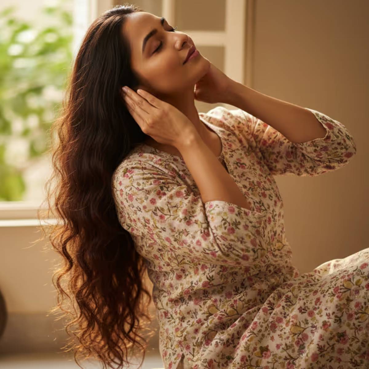 কালো চায়ে ট্যানিন থাকে, যা চুল কালো করতে সাহায্য করে। এটি চুলকে প্রাকৃতিকভাবে কালো এবং চকচকে করে তোলে। সপ্তাহে ২-৩ বার কালো চা দিয়ে চুল ধুলে, আপনার চুল ধীরে ধীরে কালো এবং চকচকে হয়ে উঠবে, কোনও রাসায়নিকের প্রয়োজন হবে না।